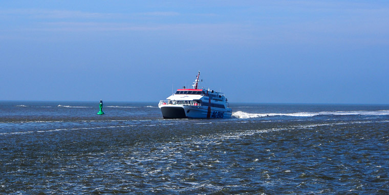Mit dem Katamaran kommt man von Emden aus am schnellsten nach Borkum