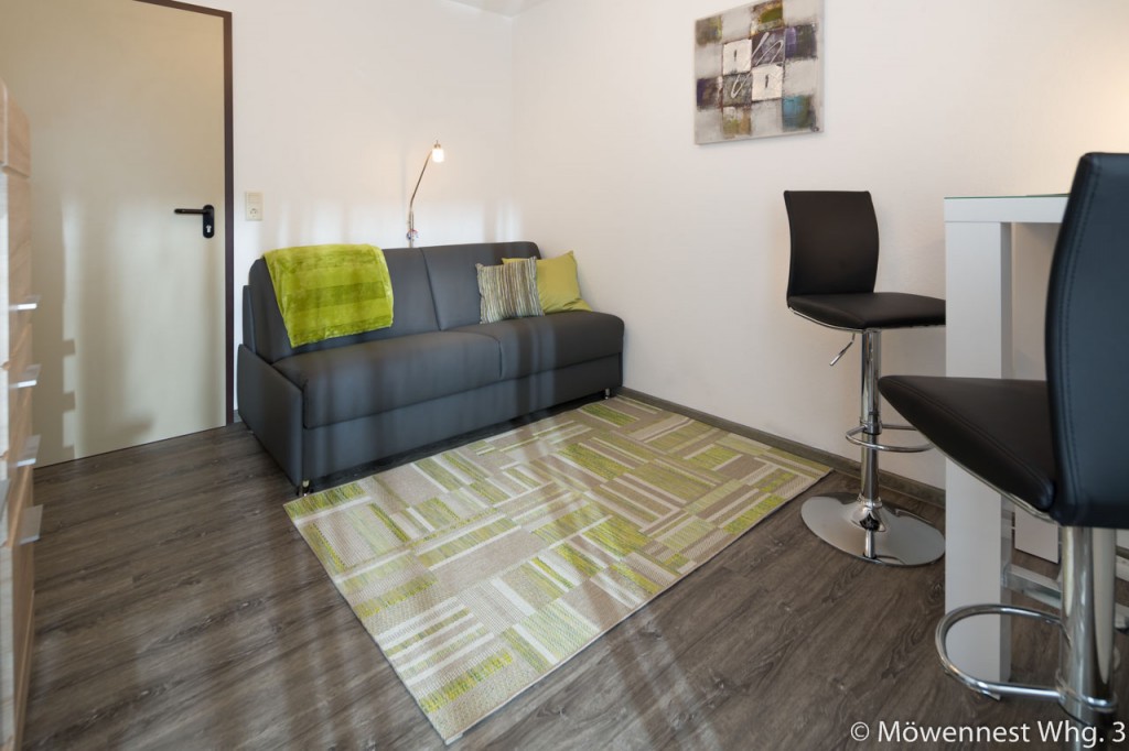 Das Nebenzimmer mit Schlafcouch der Wohnung Nummer 3 im Haus Möwennest Nummer 3 auf Borkum