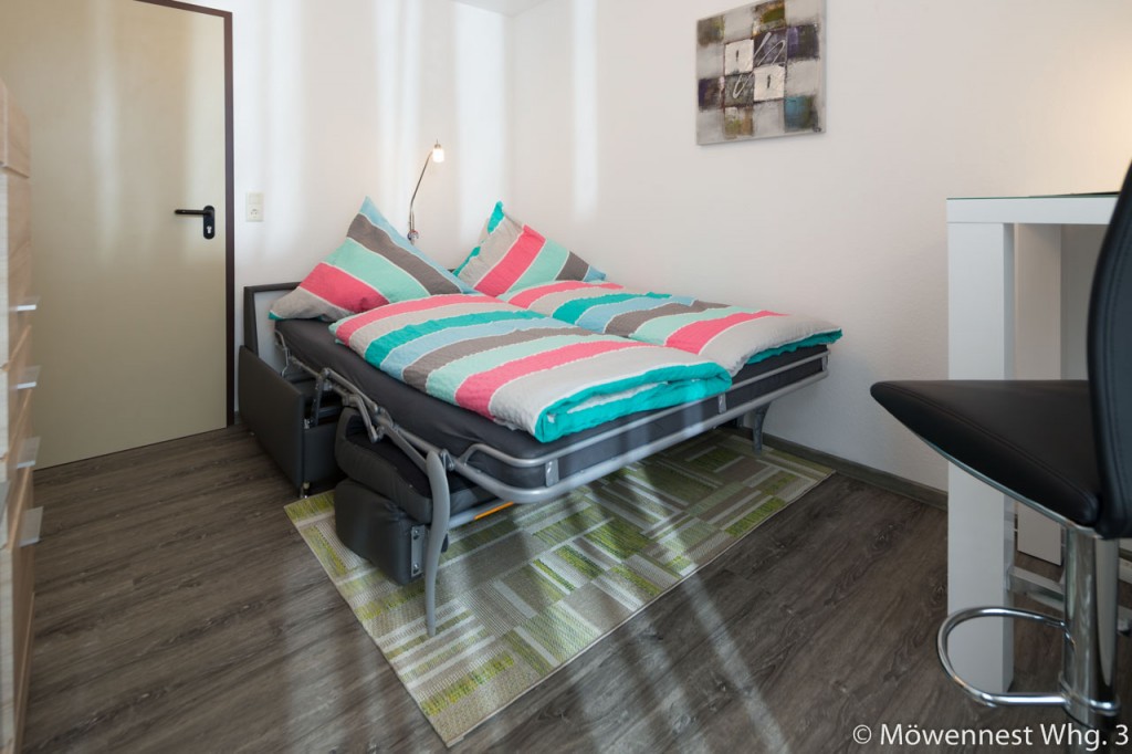 Das Nebenzimmer mit Schlafcouch der Wohnung Nummer 3 im Haus Möwennest Nummer 3 auf Borkum
