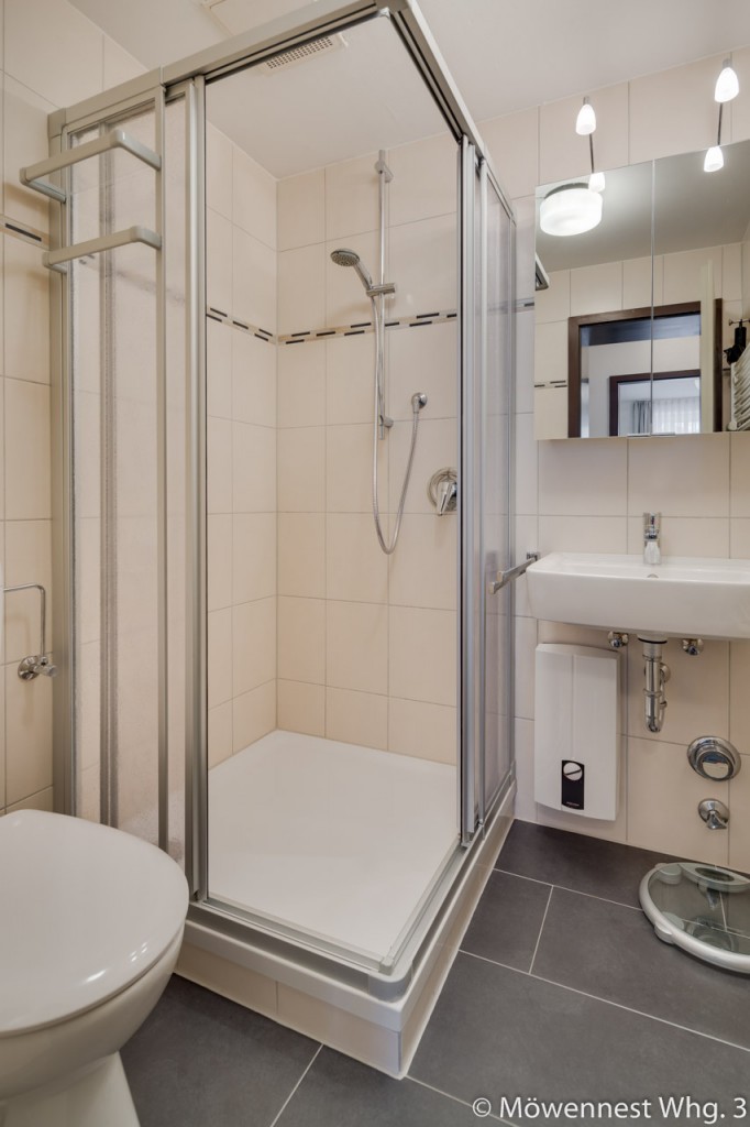 Das Bad der Wohnung Nummer 3 im Haus Möwennest Nummer 3 auf Borkum